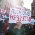 Cuánto ganan los docentes de la UBA, cargo por cargo, y cuánto dice la universidad que bajó el presupuesto