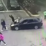 Atropelló y levantó por el aire a tres jubiladas en el centro de Lanús: iba manejando en ojotas y se le trabó el acelerador