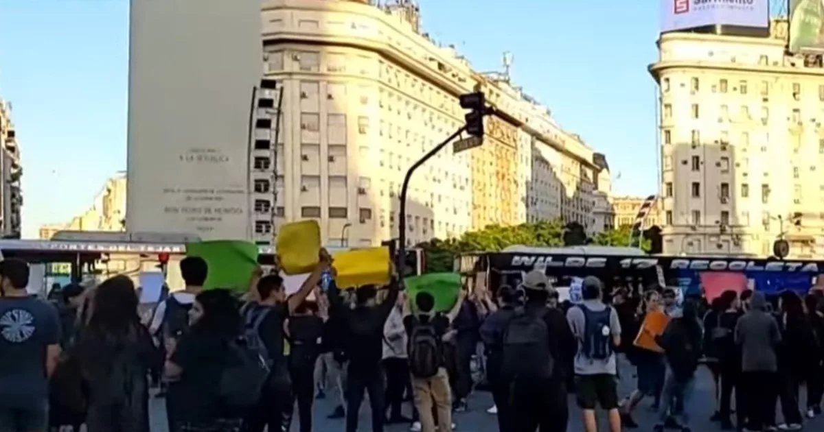 Caos en la 9 de Julio y la Panamericana en protestas por la reforma laboral y FATE: uno de los cortes es liderado por el diputado Del Caño