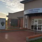 Un policía le robó la tarjeta de crédito a un detenido y se fue de compras a un shopping