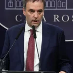 El detrás de escena de la conferencia de Manuel Adorni: risas,  omisiones, enojos y el consejo de Santiago Caputo