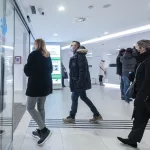 Madrid recomienda la mascarilla en hospitales y residencias ante el repunte de la gripe