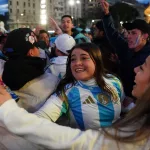 Una marea albiceleste festeja en el Obelisco tras el triunfazo de Argentina: “¡El que no salta es un inglés!”