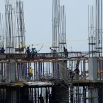 En el primer semestre la industria cayó 2,2% y la construcción mejoró casi 3%