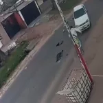 Estaba estacionado, lo chocó un camión municipal y su bebé salió volando por la ventana: “Por suerte, Dios me puso ahí”