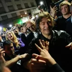 En la victoria, Javier Milei le tendió una mano a la oposición: interna silenciada en la intimidad del búnker