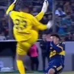 Video: el tremendo planchazo al pibe Flores del arquero de Paranaense