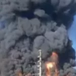 Voraz incendio en un depósito de pinturas en Francisco Álvarez: la columna de humo negro se ve a 30 kilómetros del lugar