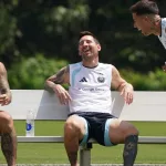 Messi descalzo, cuarteto y foco en España: así fue la práctica de la Argentina el día después de la épica