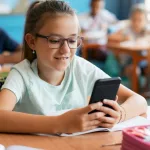 Sin celulares en el aula: en la Provincia los prohibieron en la primaria pero no en la secundaria