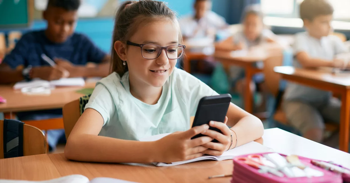 Sin celulares en el aula: en la Provincia los prohibieron en la primaria pero no en la secundaria