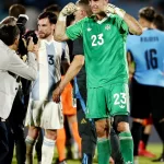 El arquero de Uruguay le pegó al Dibu Martínez: “No me gusta la soberbia”