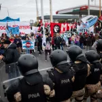 Protesta en Avellaneda: la Policía Federal busca despejar un piquete de agrupaciones sociales en el Puente Pueyrredón