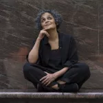 La escritora india Arundhati Roy revela la compleja relación con su madre en su nuevo libro