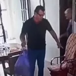 Insólito cuento del tío: le robó 400 mil dólares a una jubilada y se fue en monopatín